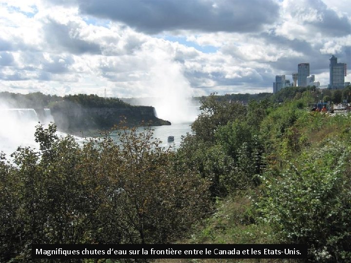 Magnifiques chutes d’eau sur la frontière entre le Canada et les Etats-Unis. 