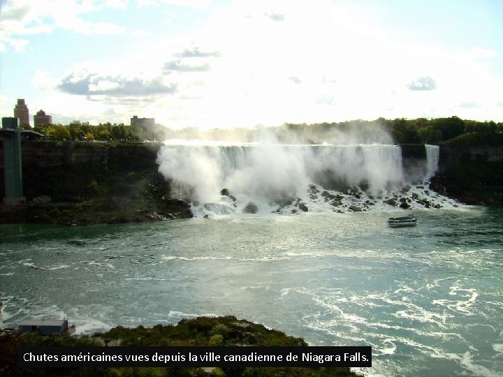 Chutes américaines vues depuis la ville canadienne de Niagara Falls. 
