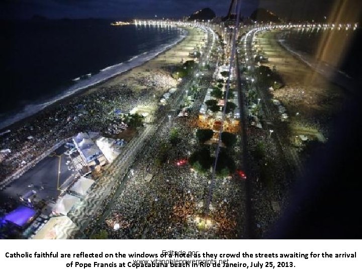Editado por: Catholic faithful are reflected on the windows of a hotel as they
