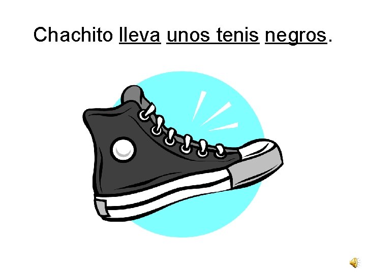 Chachito lleva unos tenis negros. 