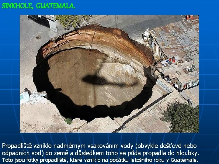 SINKHOLE, GUATEMALA. Propadliště vzniklo nadměrným vsakováním vody (obvykle dešťové nebo odpadních vod) do země