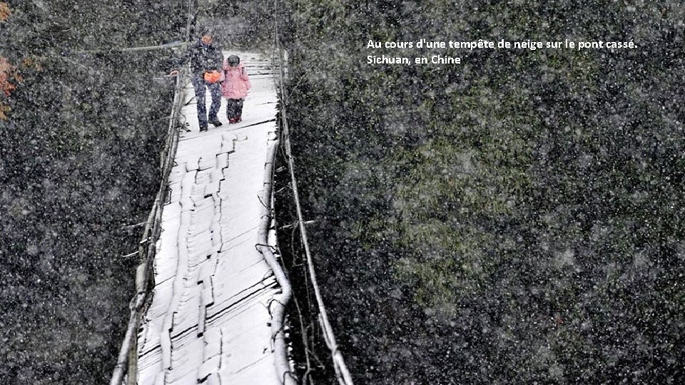 Au cours d'une tempête de neige sur le pont cassé. Sichuan, en Chine 