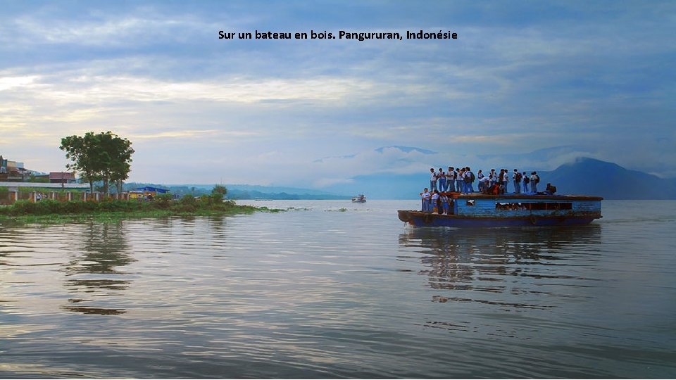 Sur un bateau en bois. Pangururan, Indonésie 