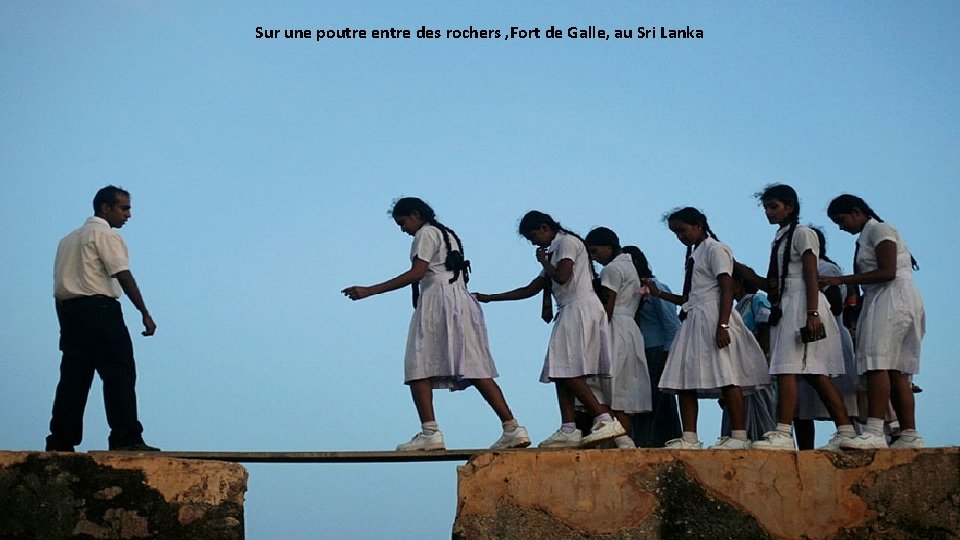 Sur une poutre entre des rochers , Fort de Galle, au Sri Lanka 