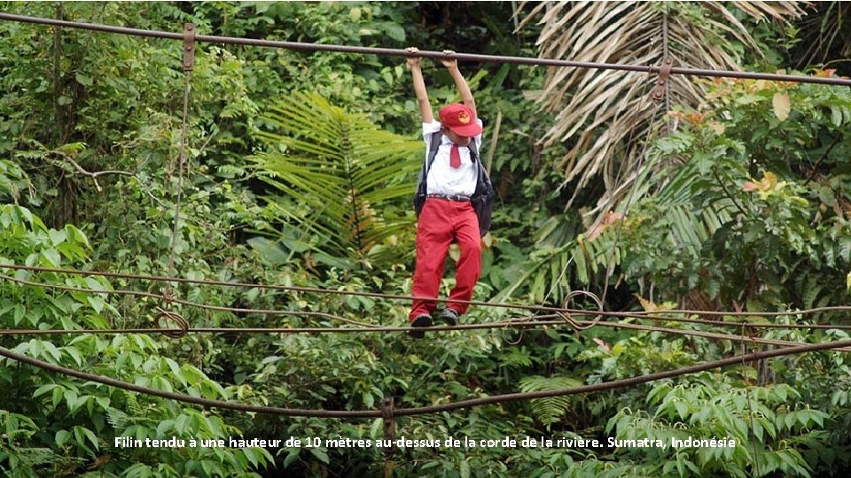 Filin tendu à une hauteur de 10 mètres au-dessus de la corde de la