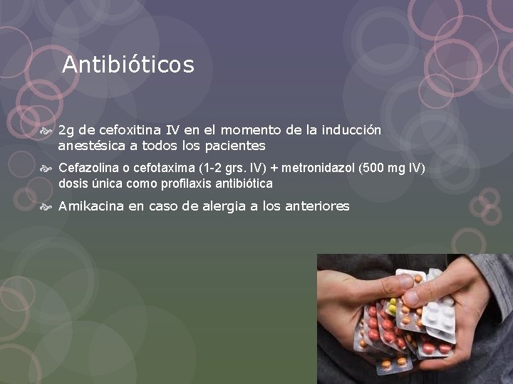 Antibióticos 2 g de cefoxitina IV en el momento de la inducción anestésica a