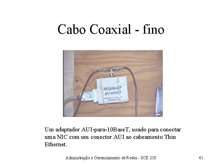 Cabo Coaxial - fino Um adaptador AUI-para-10 Base. T, usado para conectar uma NIC