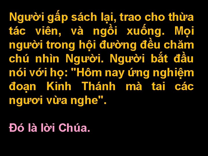 Người gấp sách lại, trao cho thừa tác viên, và ngồi xuống. Mọi người