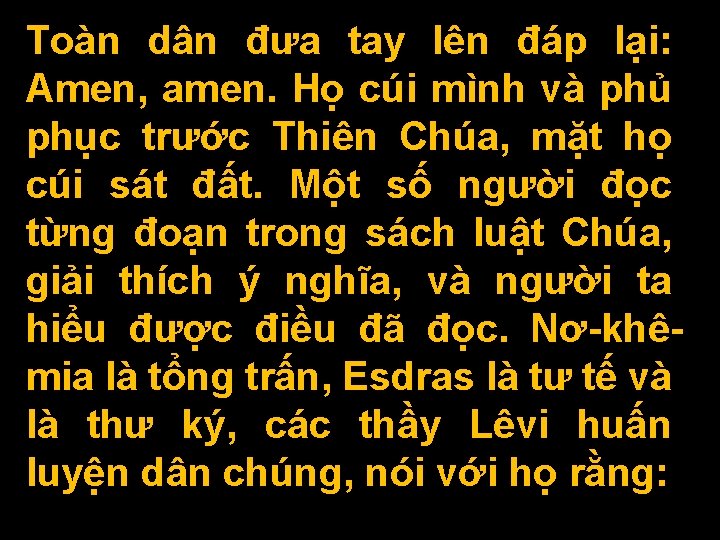 Toàn dân đưa tay lên đáp lại: Amen, amen. Họ cúi mình và phủ