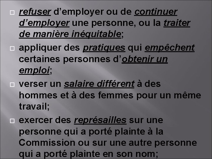  refuser d’employer ou de continuer d’employer une personne, ou la traiter de manière