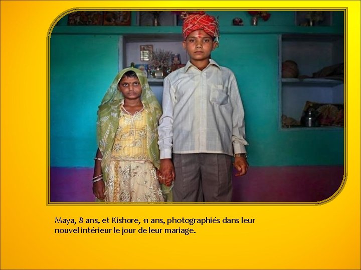 Maya, 8 ans, et Kishore, 11 ans, photographiés dans leur nouvel intérieur le jour