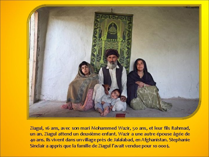 Ziagul, 16 ans, avec son mari Mohammed Wazir, 50 ans, et leur fils Rahmad,