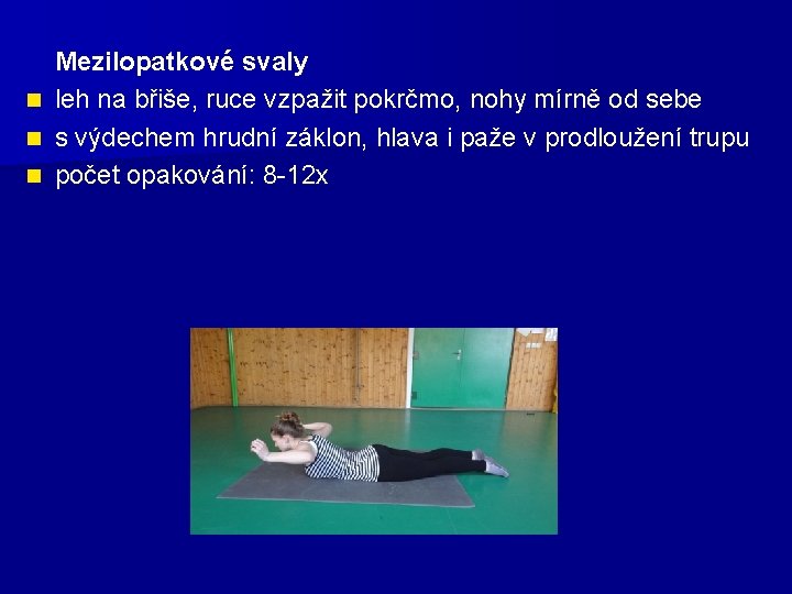 Mezilopatkové svaly n leh na břiše, ruce vzpažit pokrčmo, nohy mírně od sebe n