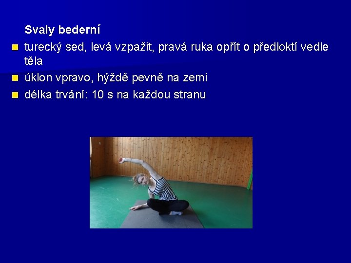 Svaly bederní n turecký sed, levá vzpažit, pravá ruka opřít o předloktí vedle těla