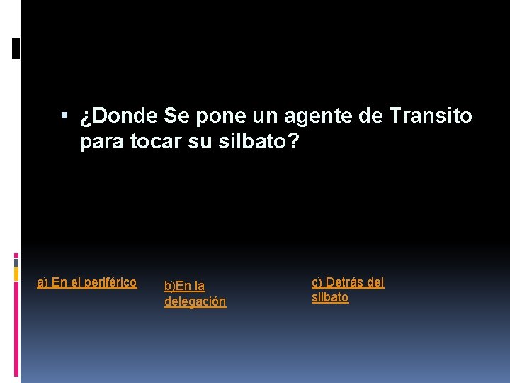 ¿Donde Se pone un agente de Transito para tocar su silbato? a) En ¿Donde Se pone un agente de Transito para tocar su silbato? a) En