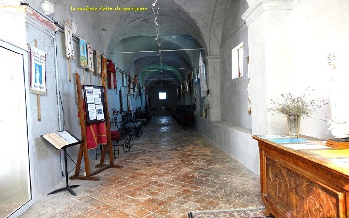 Le modeste cloître du sanctuaire 