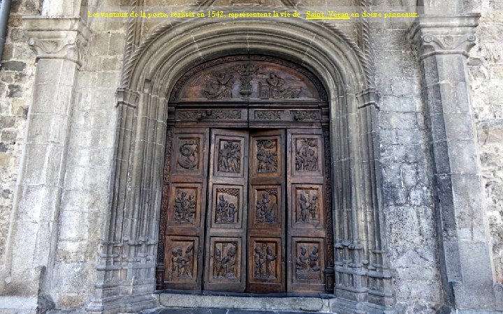  Les vantaux de la porte, réalisés en 1542, représentent la vie de Saint