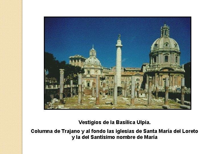 Vestigios de la Basílica Ulpia. Columna de Trajano y al fondo las iglesias de