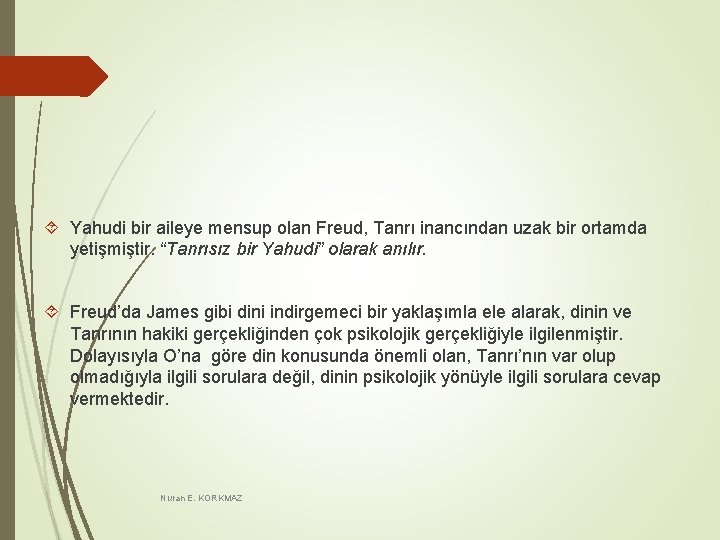 Yahudi bir aileye mensup olan Freud, Tanrı inancından uzak bir ortamda yetişmiştir. “Tanrısız Yahudi bir aileye mensup olan Freud, Tanrı inancından uzak bir ortamda yetişmiştir. “Tanrısız