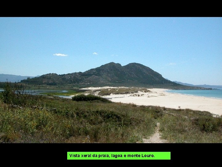 Vista xeral da praia, lagoa e monte Louro. 