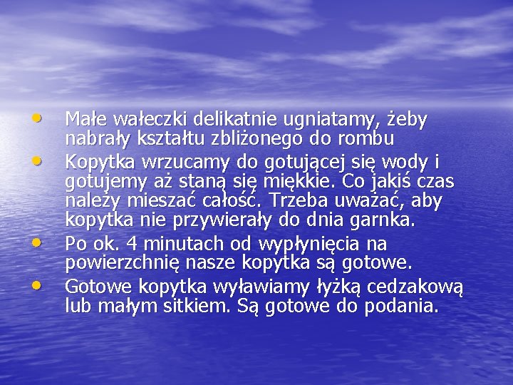  • Małe wałeczki delikatnie ugniatamy, żeby • • • nabrały kształtu zbliżonego do