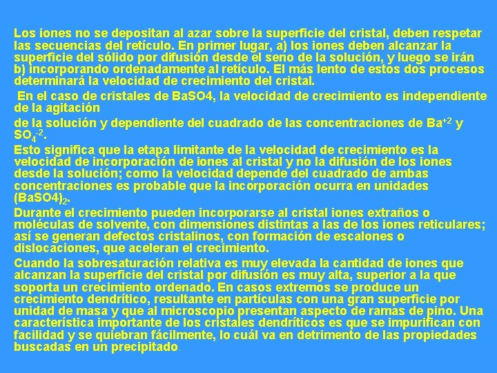Los iones no se depositan al azar sobre la superficie del cristal, deben respetar