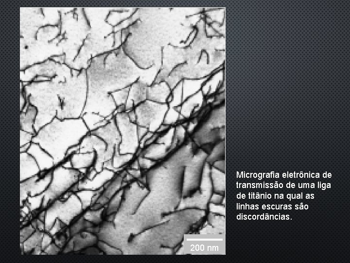 Micrografia eletrônica de transmissão de uma liga de titânio na qual as linhas escuras