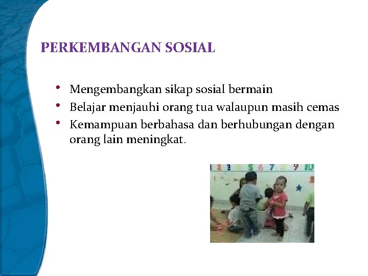 PERKEMBANGAN SOSIAL • • • Mengembangkan sikap sosial bermain Belajar menjauhi orang tua walaupun