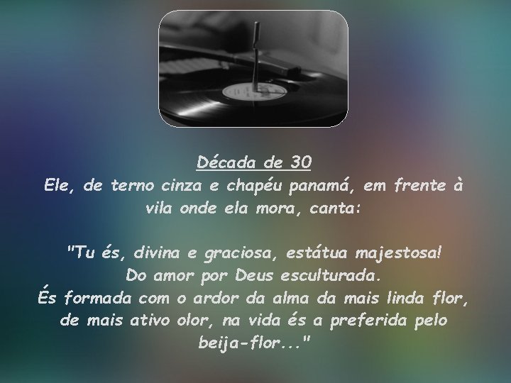 Década de 30 Ele, de terno cinza e chapéu panamá, em frente à vila Década de 30 Ele, de terno cinza e chapéu panamá, em frente à vila