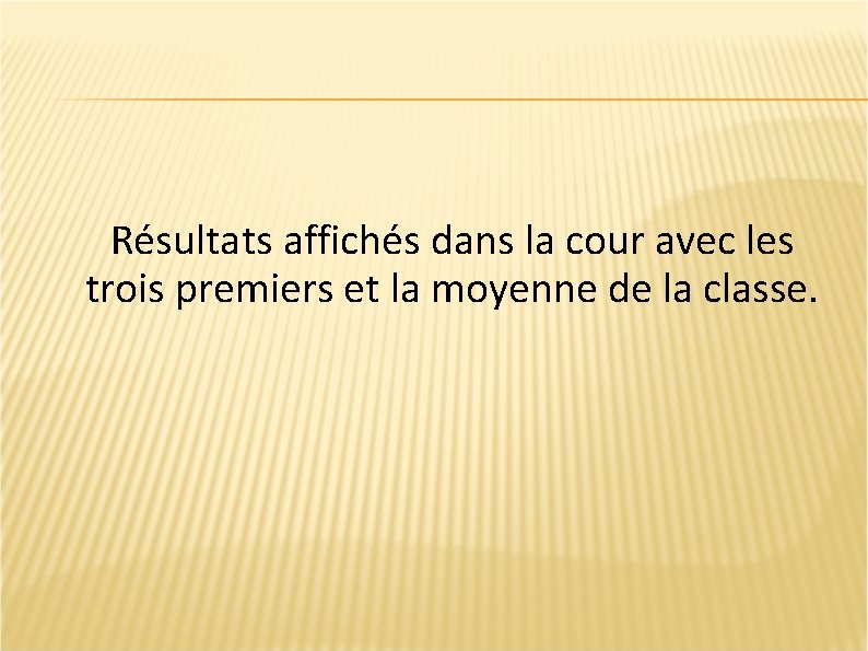 Résultats affichés dans la cour avec les trois premiers et la moyenne de la