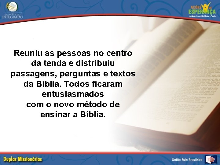 Reuniu as pessoas no centro da tenda e distribuiu passagens, perguntas e textos da