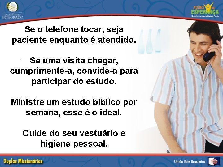 Se o telefone tocar, seja paciente enquanto é atendido. Se uma visita chegar, cumprimente-a,