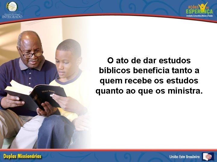 O ato de dar estudos bíblicos beneficia tanto a quem recebe os estudos quanto