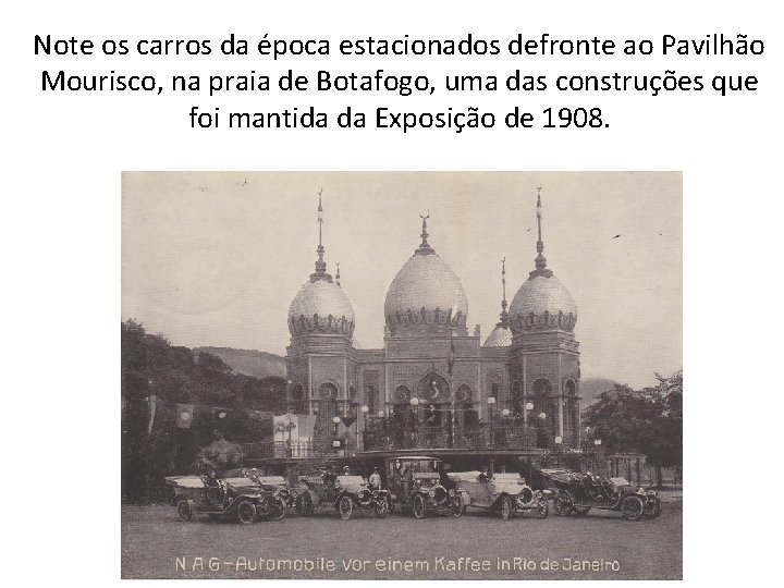 Note os carros da época estacionados defronte ao Pavilhão Mourisco, na praia de Botafogo,