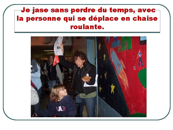 Je jase sans perdre du temps, avec la personne qui se déplace en chaise