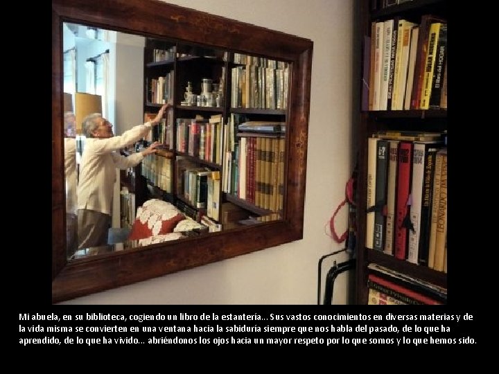 Mi abuela, en su biblioteca, cogiendo un libro de la estantería. . . Sus