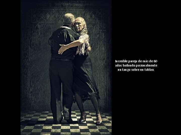 Increíble pareja de más de 60 años bailando pasionalmente un tango sobre un tablao.