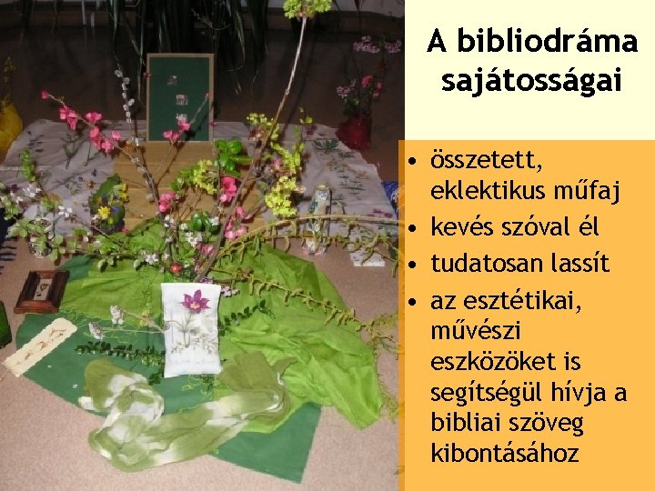 A bibliodráma sajátosságai • összetett, eklektikus műfaj • kevés szóval él • tudatosan lassít
