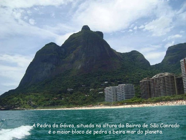 A Pedra da Gávea, situada na altura do Bairro de São Conrado é o