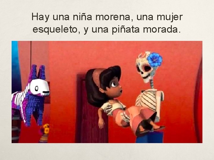 Hay una niña morena, una mujer esqueleto, y una piñata morada. 
