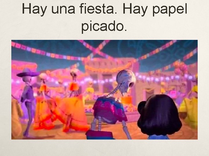 Hay una fiesta. Hay papel picado. 