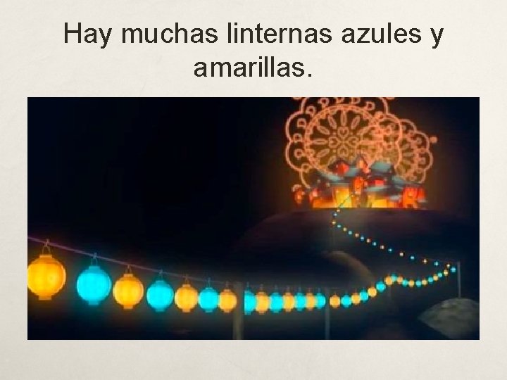 Hay muchas linternas azules y amarillas. 