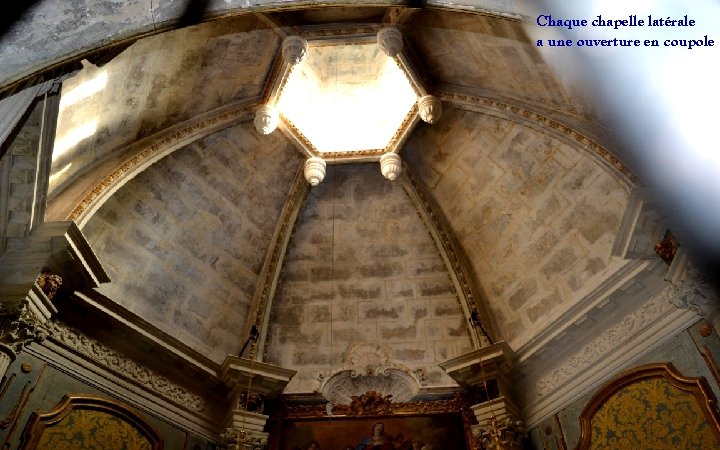 Chaque chapelle latérale a une ouverture en coupole 