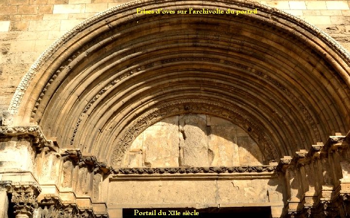 Frises d’oves sur l’archivolte du portail . Portail du XIIe siècle. 