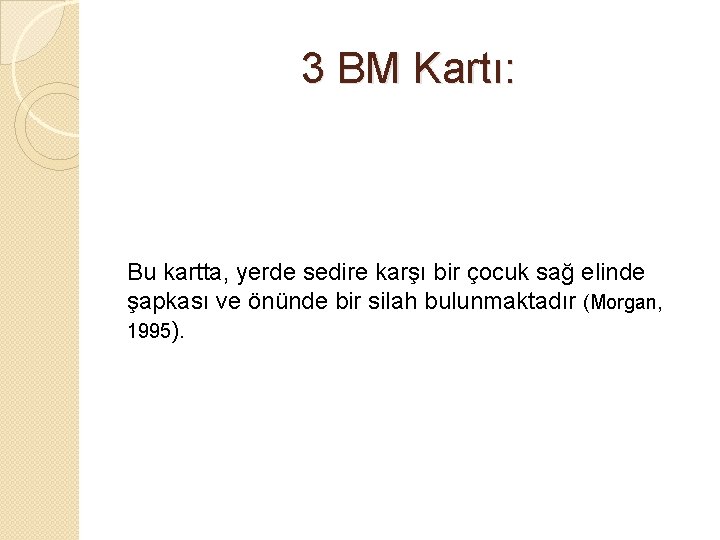 3 BM Kartı: Bu kartta, yerde sedire karşı bir çocuk sağ elinde şapkası ve