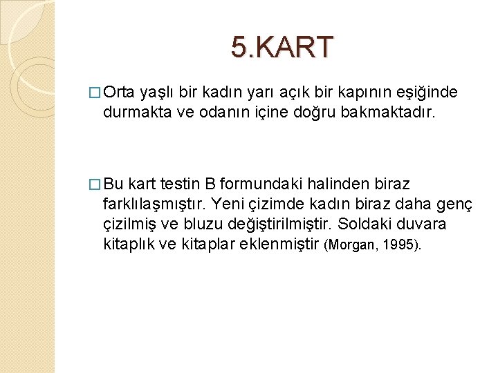 5. KART � Orta yaşlı bir kadın yarı açık bir kapının eşiğinde durmakta ve