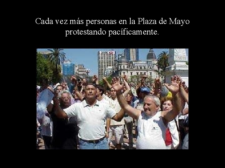 Cada vez más personas en la Plaza de Mayo protestando pacíficamente. 