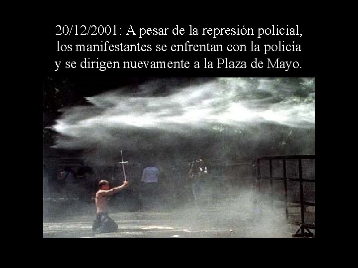 20/12/2001: A pesar de la represión policial, los manifestantes se enfrentan con la policía