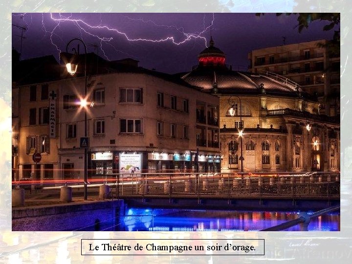 Le Théâtre de Champagne un soir d’orage. 