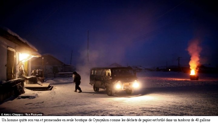 Un homme quitte son van et promenades en seule boutique de Oymyakon comme les